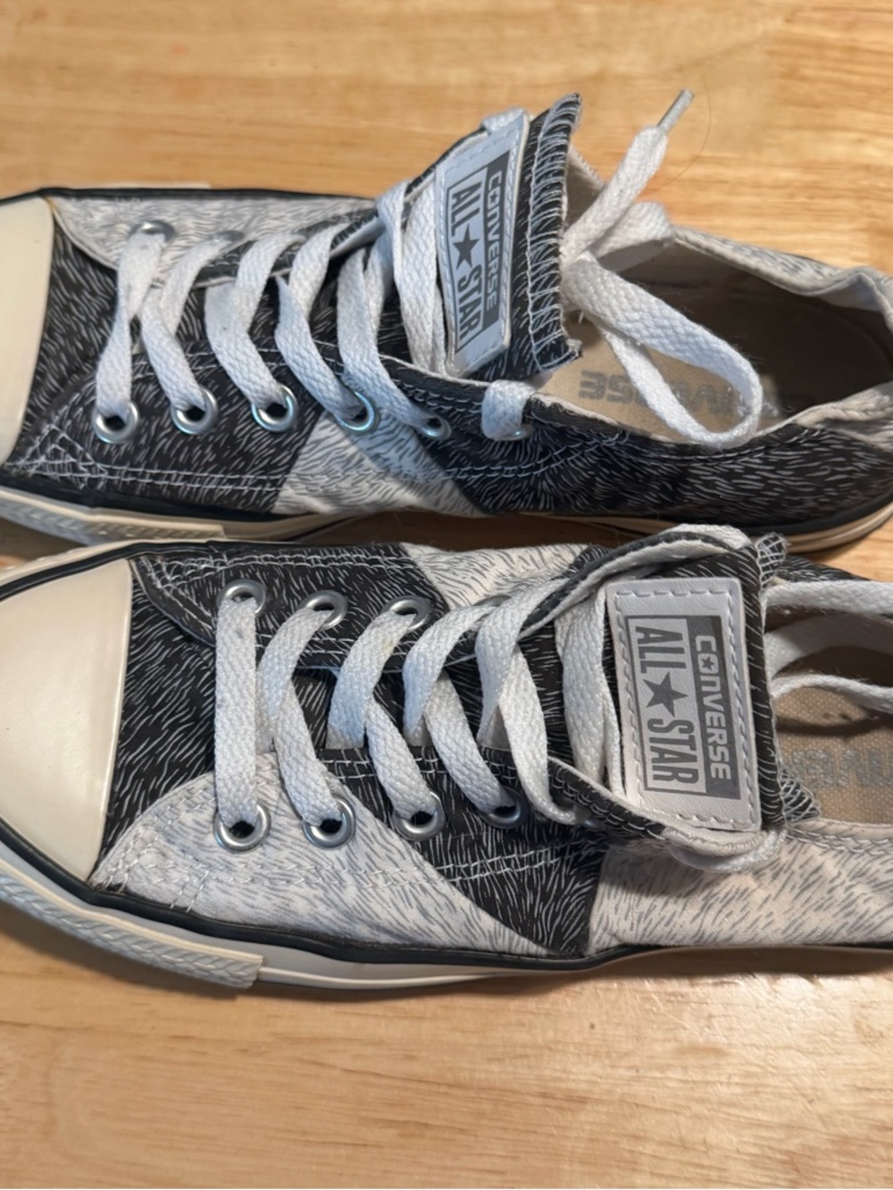 Converse women’s 7 Black & White Low Top Sneakers with Graphic Stripe